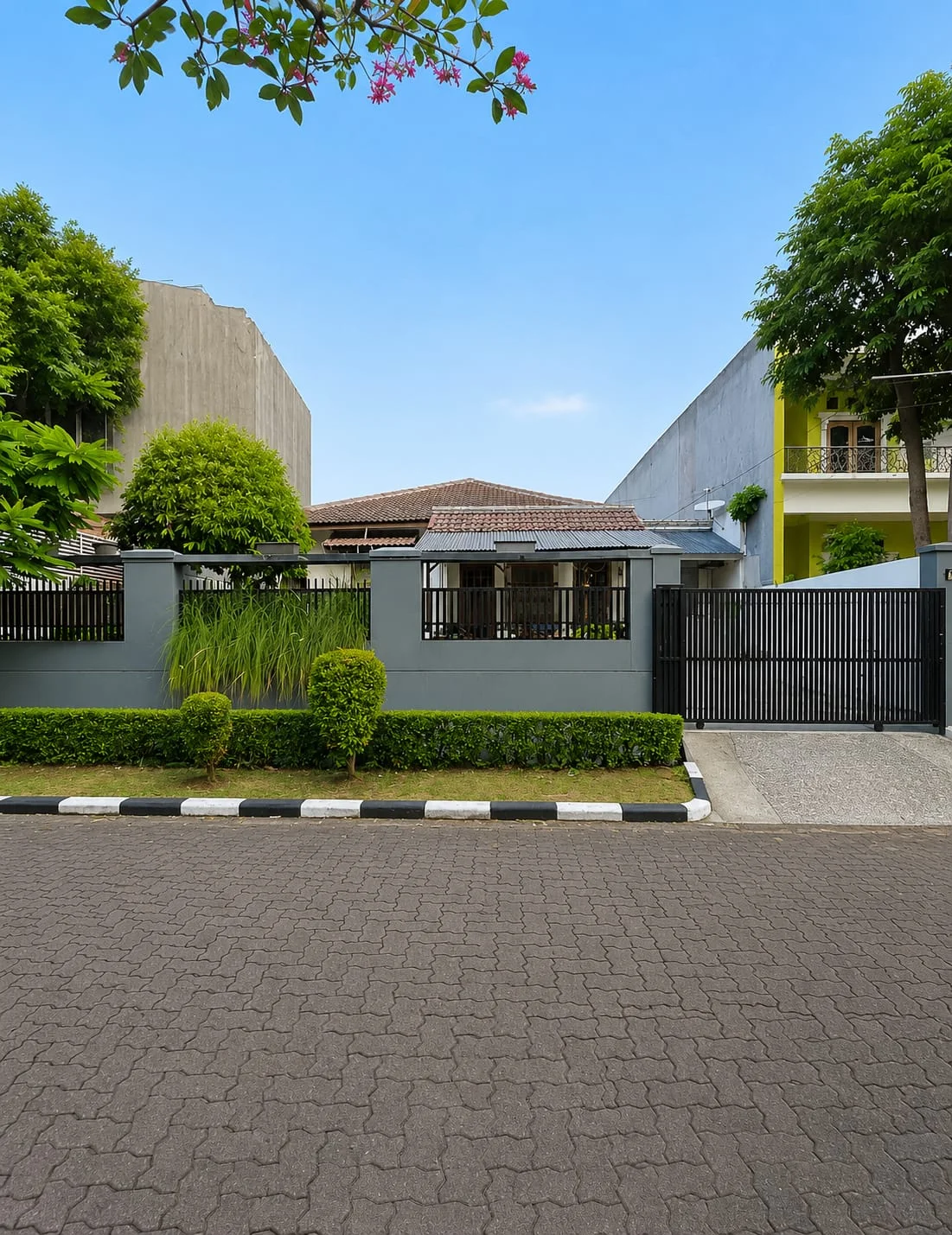 RUMAH DALAM KOMPLEK BERLOKASI STRATEGIS  LEBAK BULUS
