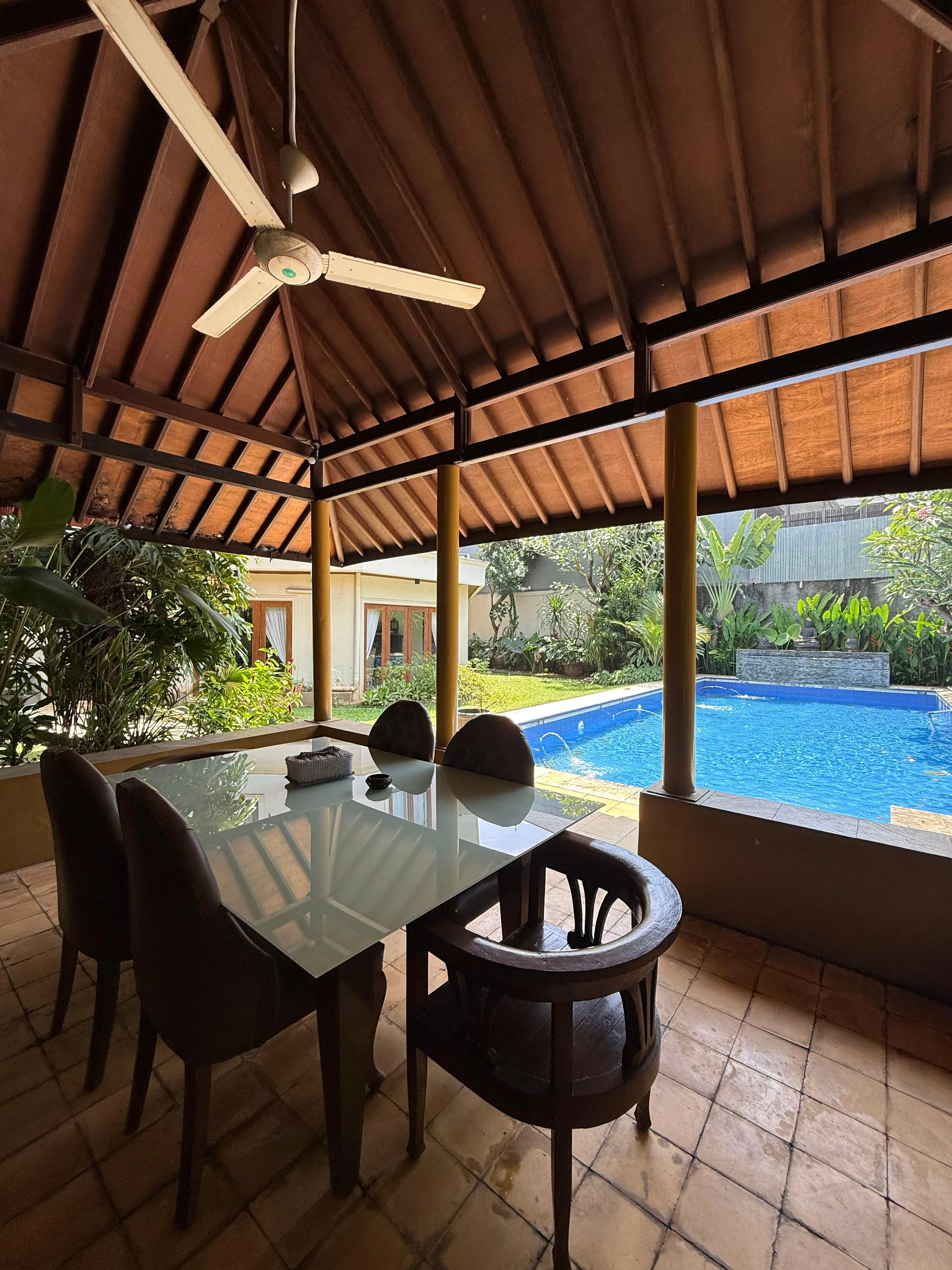MODERN TROPICAL HOUSE HALAMAN LUAS